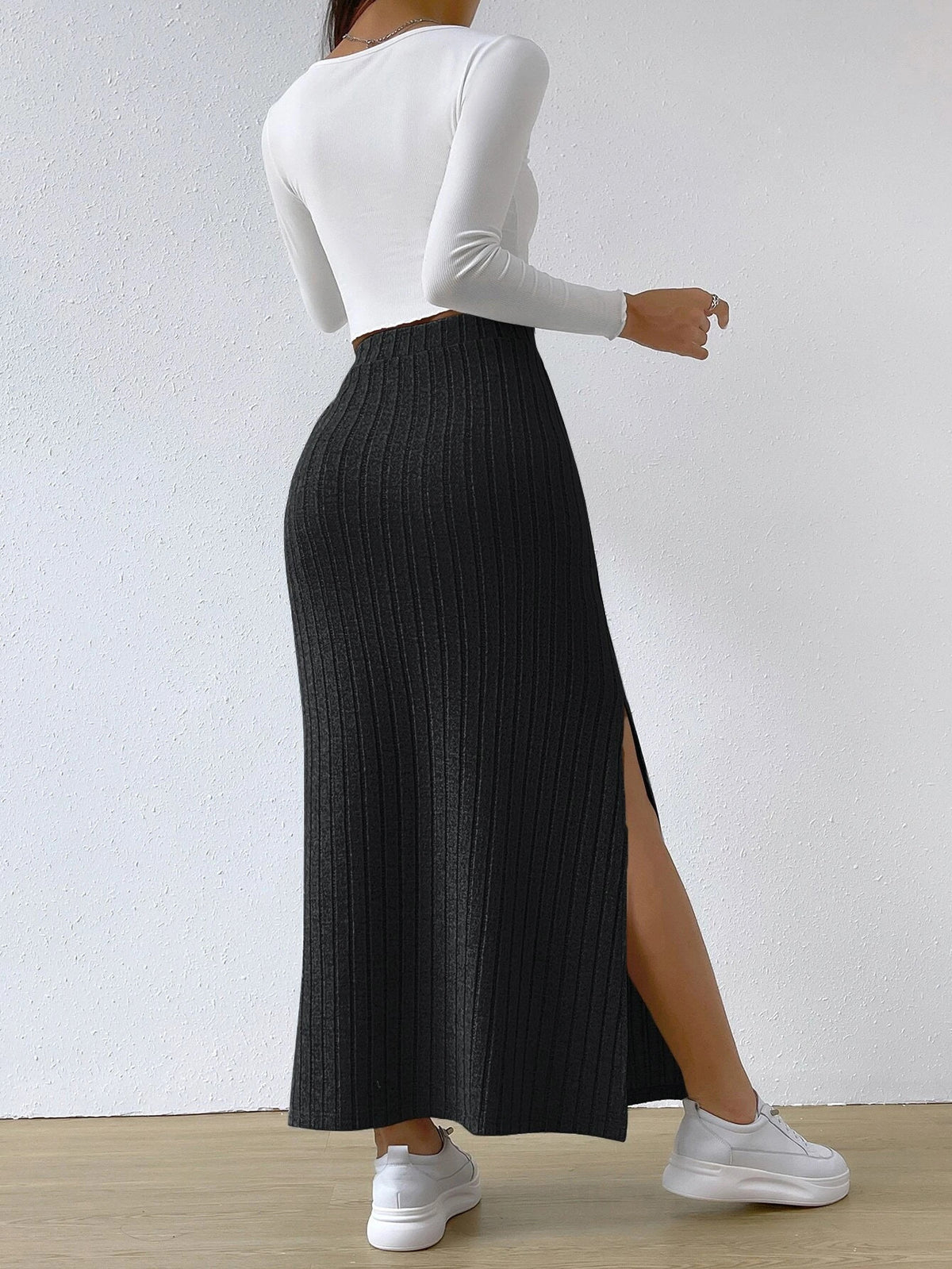 Back view of the ribbed maxi skirt in black