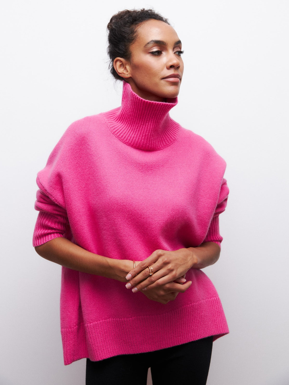 Relaxed turtleneck sweater in rose red