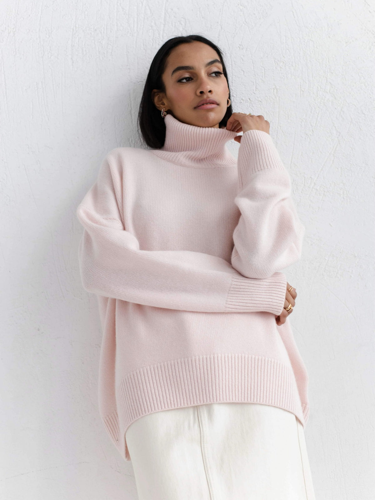Relaxed turtleneck sweater in dusty pink