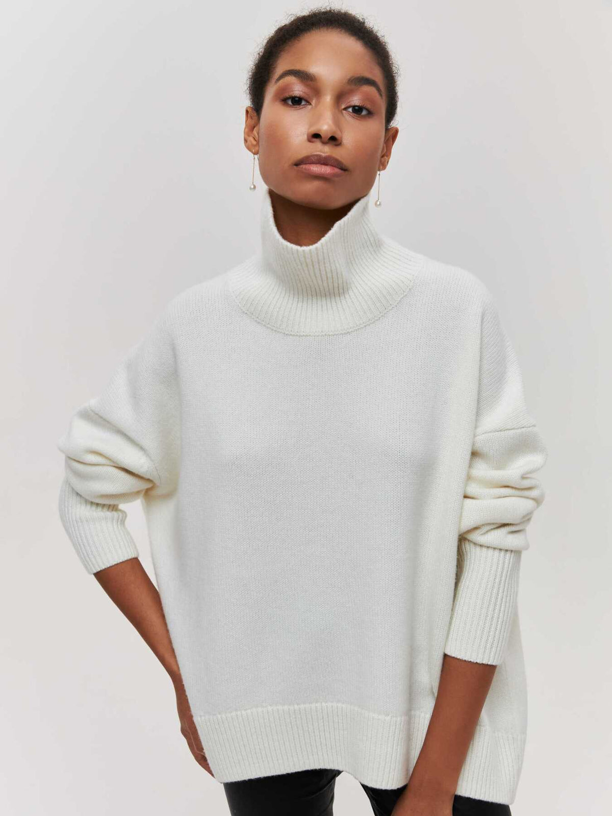 Relaxed turtleneck sweater in white